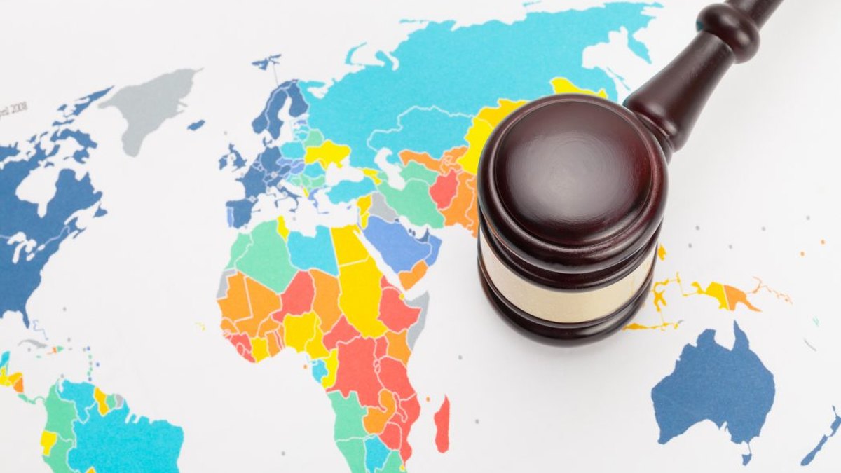 Richterhammer auf einer Weltkarte – internationaler Marken- und Patentschutz für Rwanda