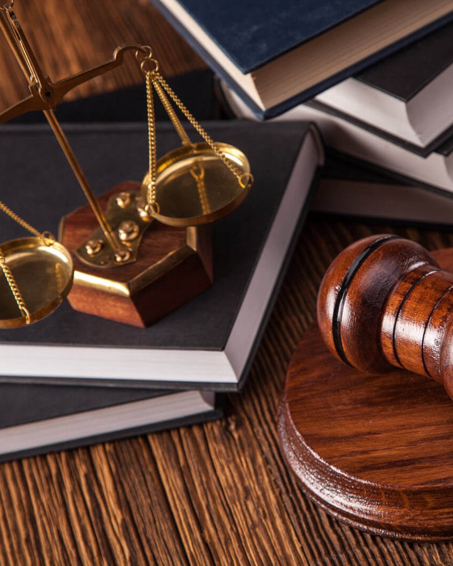 Waage der Justiz, Gesetzbücher und Richterhammer – Recht des geistigen Eigentums in Rwanda