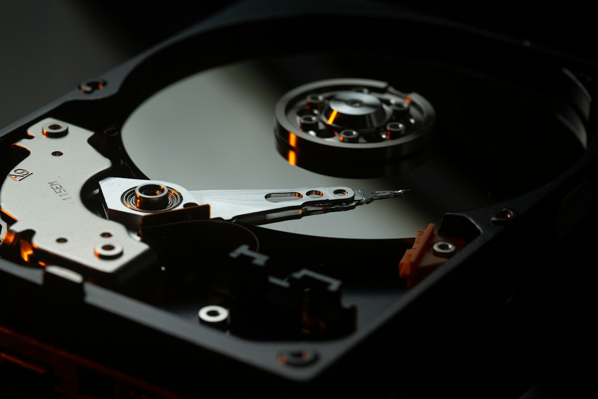 Nahaufnahme einer offenen Festplatte, die die Datenspeicher- und Rechenzentrumsinfrastruktur darstellt