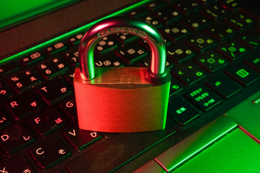 Vorhängeschloss auf einer Laptoptastatur als Symbol für Datenschutz und Cybersicherheit